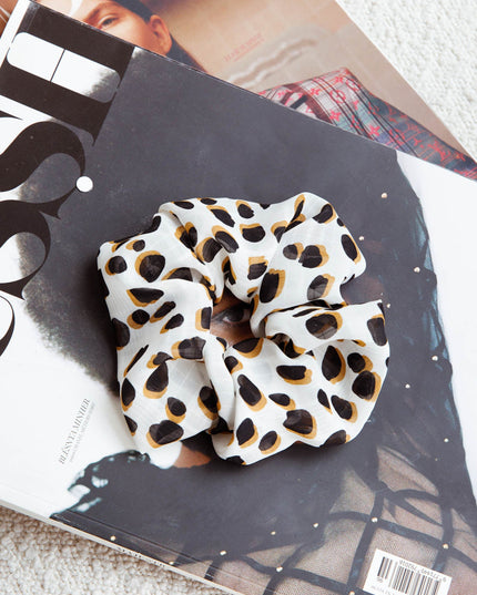 White Chouchou Scrunchie Spotted